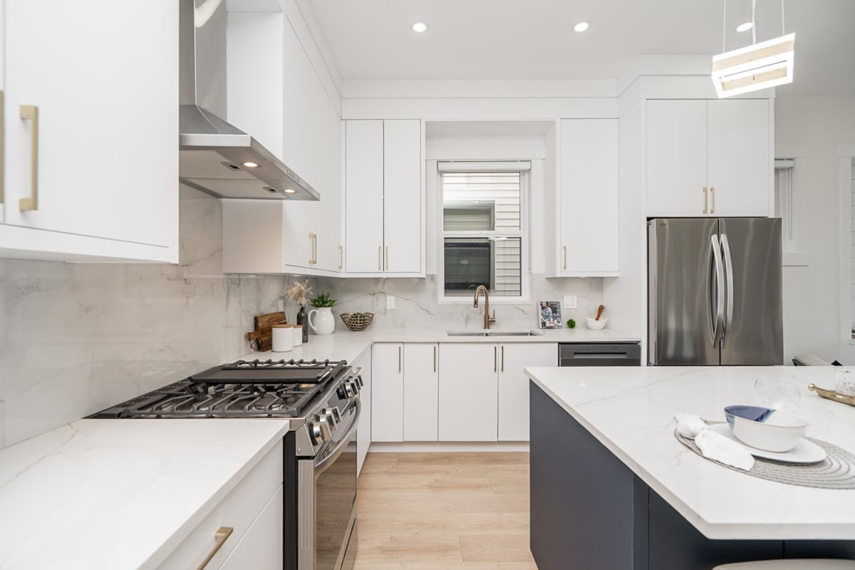 Kitchen Island Photo of 20549 74b Avenue, Langley, BC