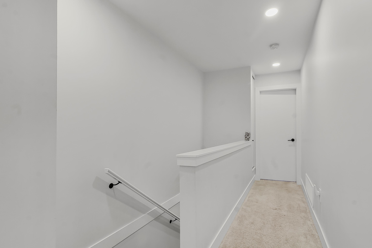 Walk-In Closet Photo of 14 30530 Cardinal Avenue, Abbotsford, BC