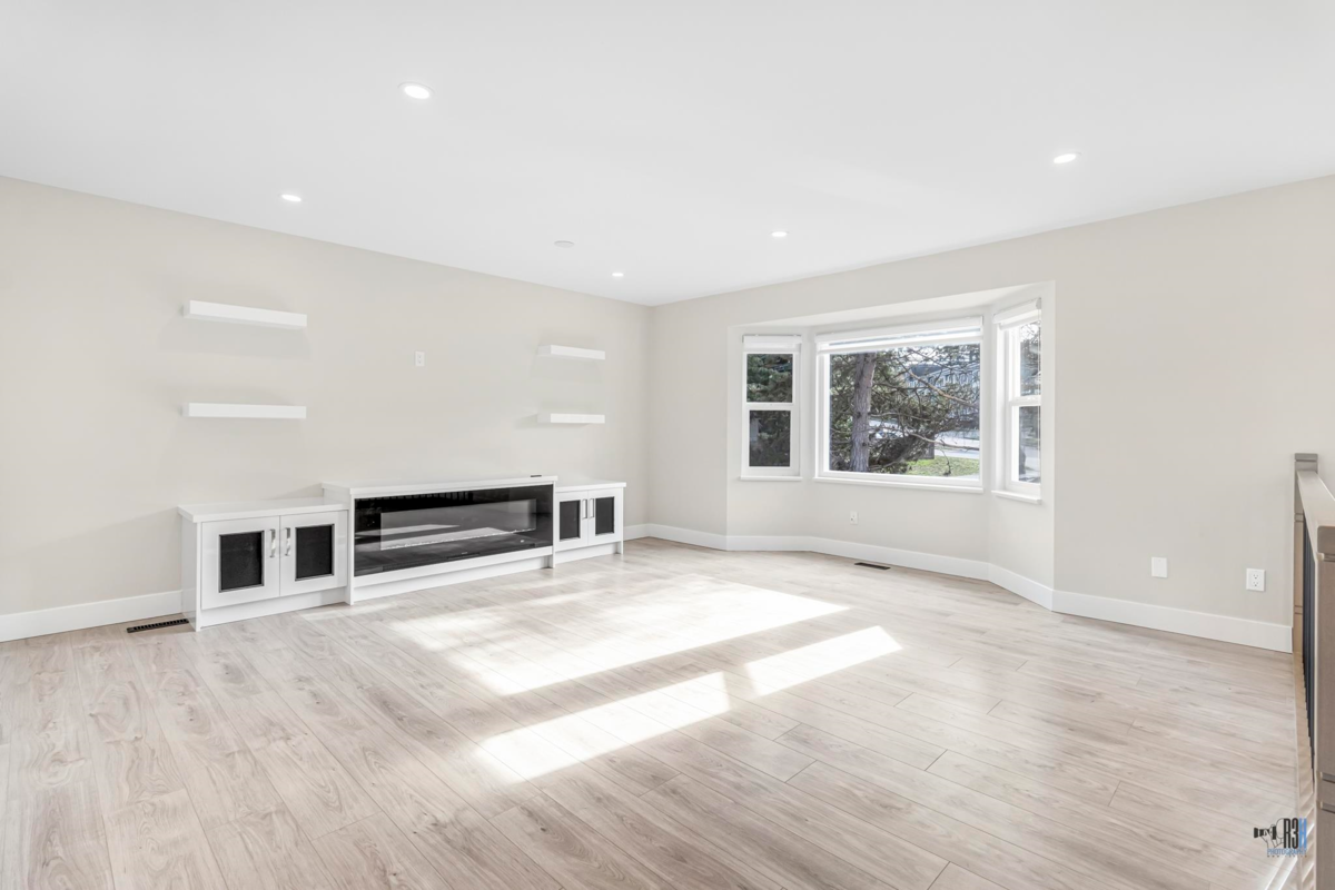 Living Room Photo of 15285 28 Avenue, Surrey, BC