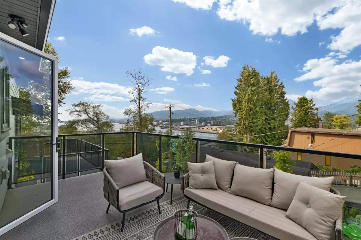 Primary Bathroom Photo of 3615 Yale Street, Vancouver, BC