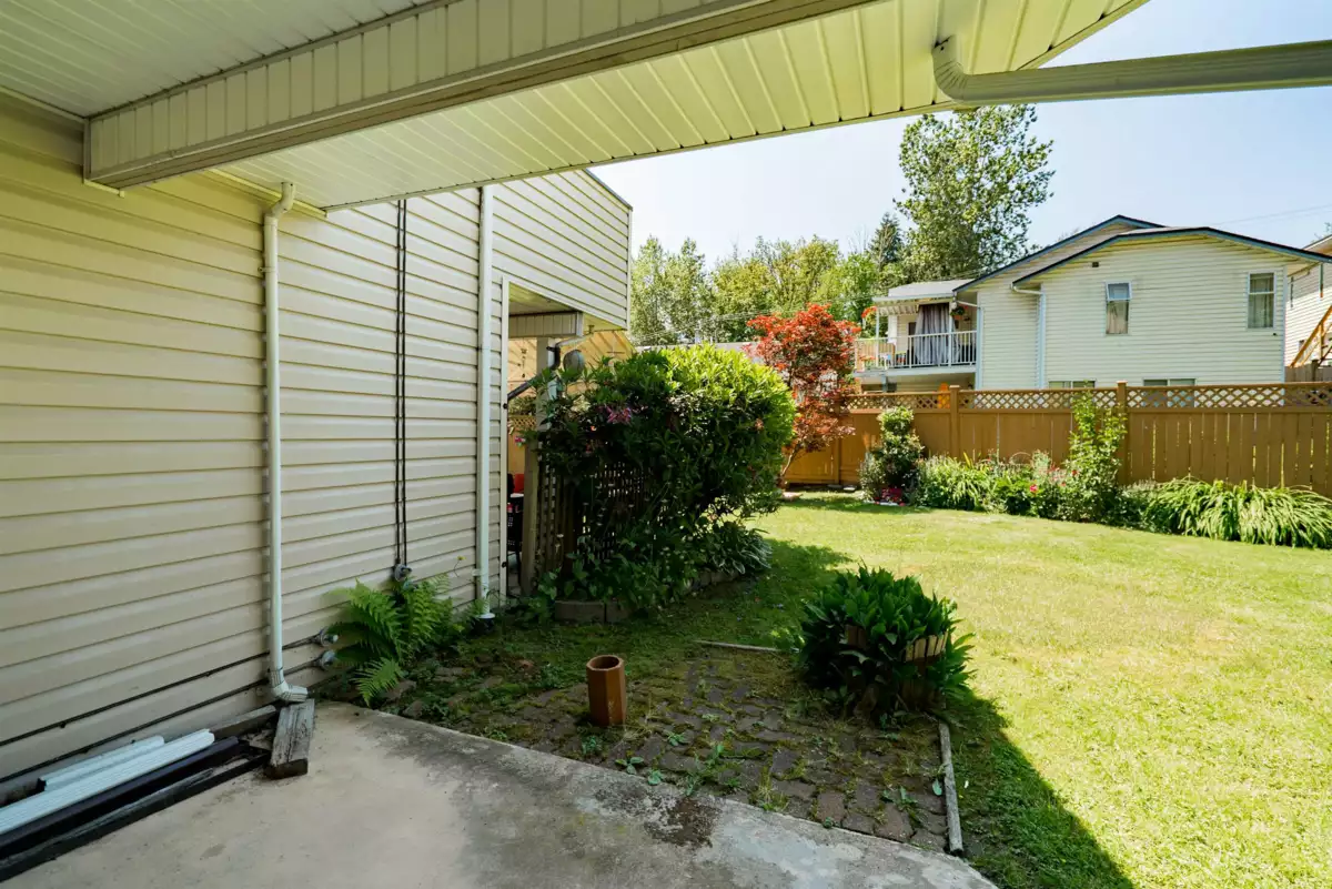 Front Yard Photo of 107 22515 116 Avenue, Maple Ridge, BC
