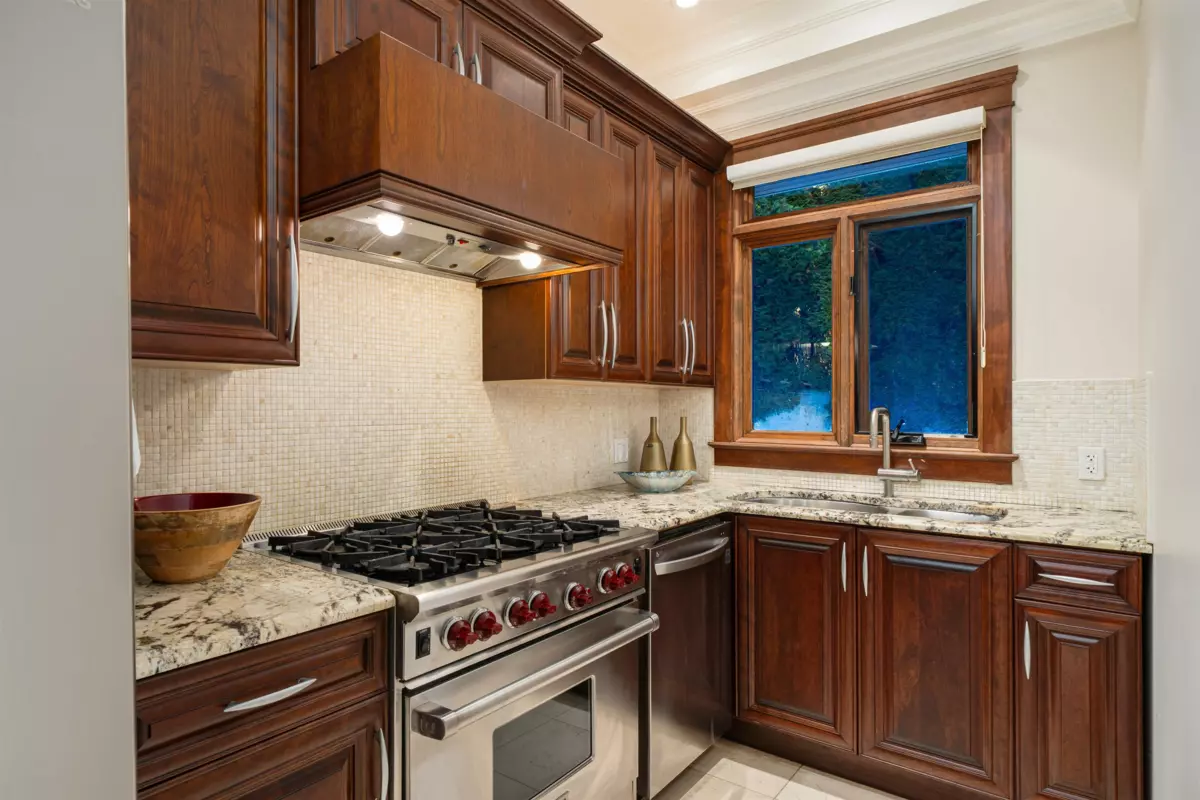 Breakfast Nook Photo of 2673 Finch Hill, West Vancouver, BC