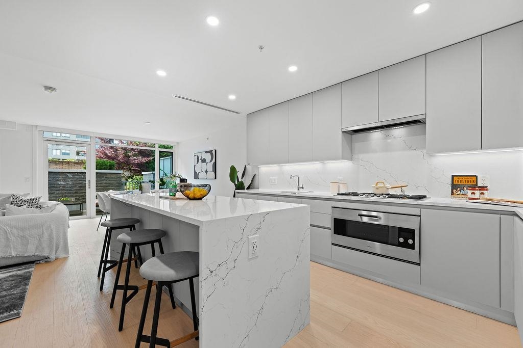 Front Yard Photo of 202 1331 Marine Drive, West Vancouver, BC