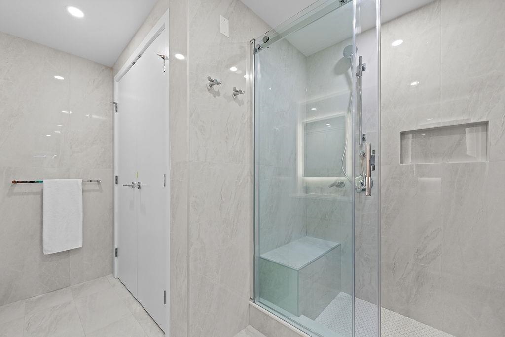 Loft / Bonus Room Photo of 202 1331 Marine Drive, West Vancouver, BC