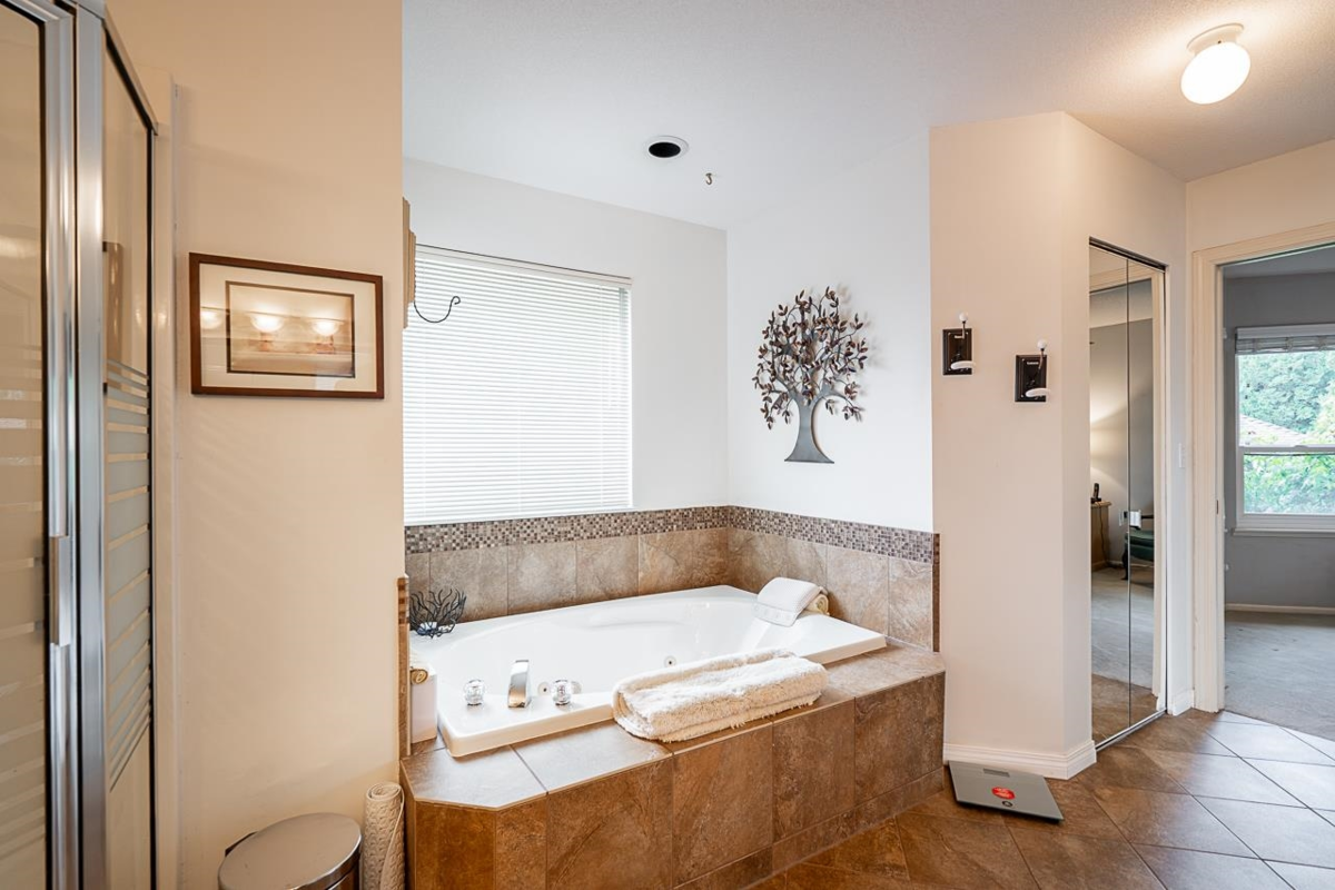 Hallway Photo of 12432 20 Avenue, Surrey, BC