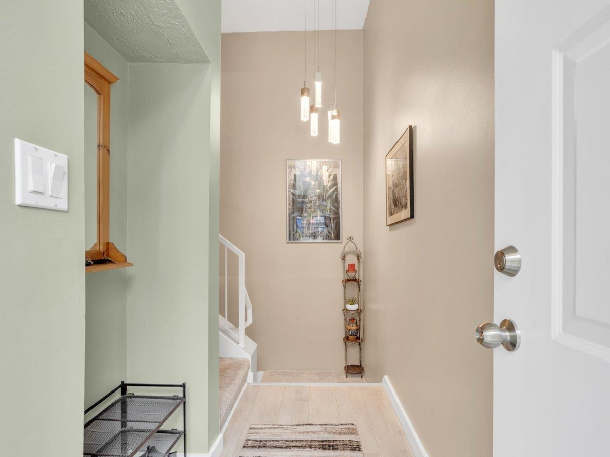 Breakfast Nook Photo of 1037 Cecile Drive, Port Moody, BC