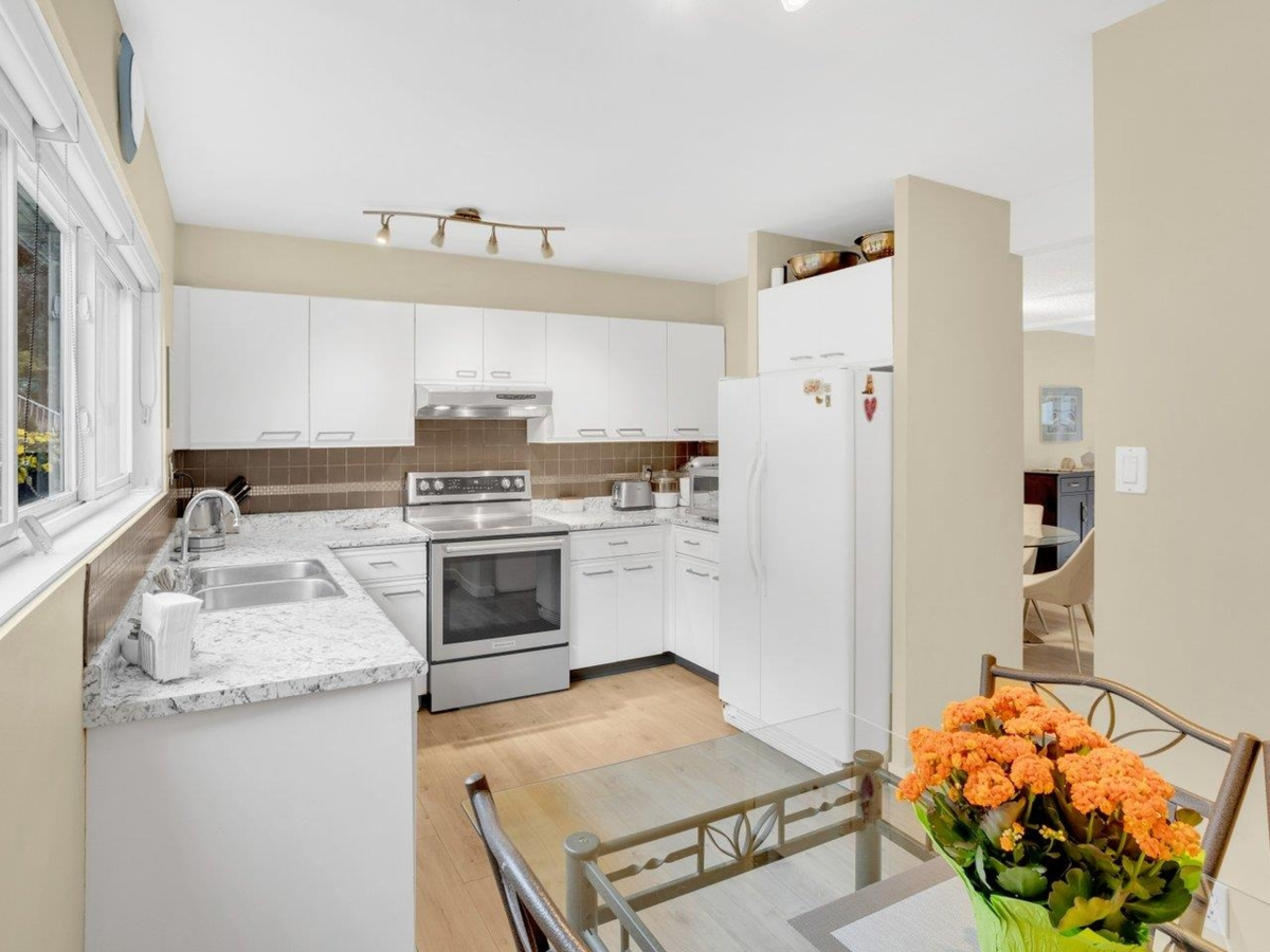 Kitchen Island Photo of 1037 Cecile Drive, Port Moody, BC