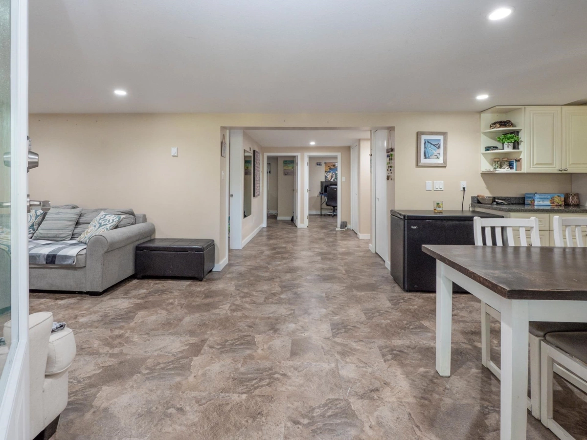 Entry Foyer Photo of 430 Aldersprings Road, Gibsons, BC