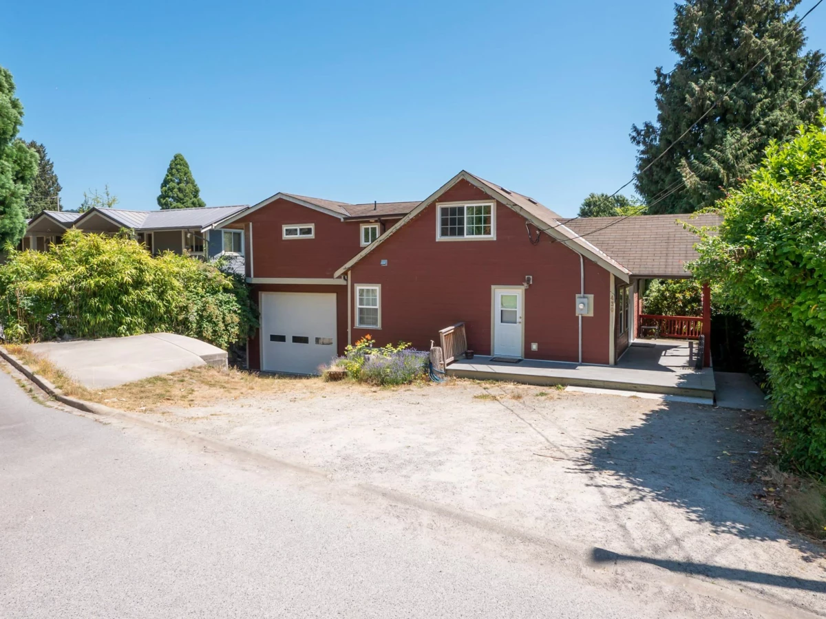 Outdoor Kitchen Photo of 430 Aldersprings Road, Gibsons, BC