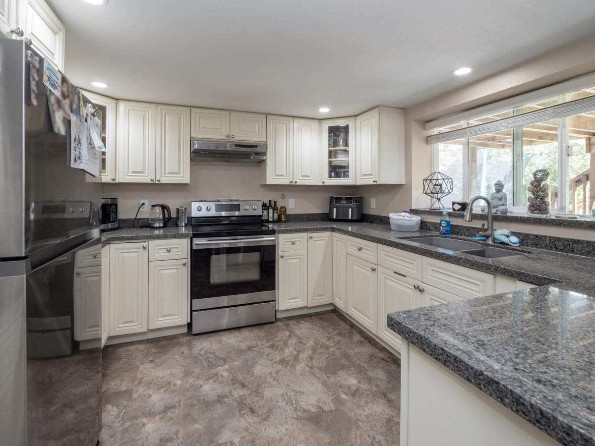 Powder Room Photo of 430 Aldersprings Road, Gibsons, BC