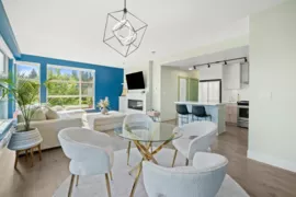 202 3602 Aldercrest Drive, North Vancouver, BC