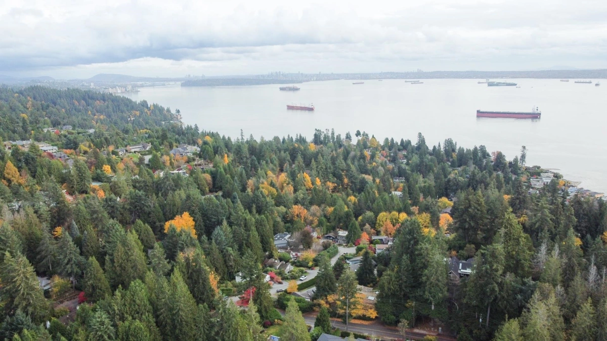Living Room Photo of 4670 Willow Creek Road, West Vancouver, BC