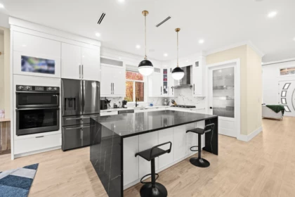 Kitchen Island Photo of 33682 Busby Road, Abbotsford, BC