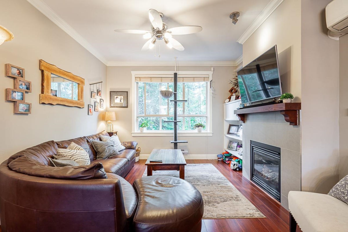 Kitchen Island Photo of 25 19560 68 Avenue, Surrey, BC