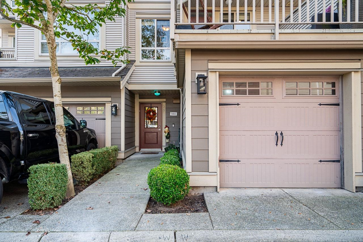 Living Room Photo of 25 19560 68 Avenue, Surrey, BC