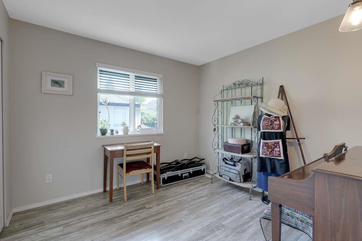 Entry Foyer Photo of 9465 164 Street, Surrey, BC
