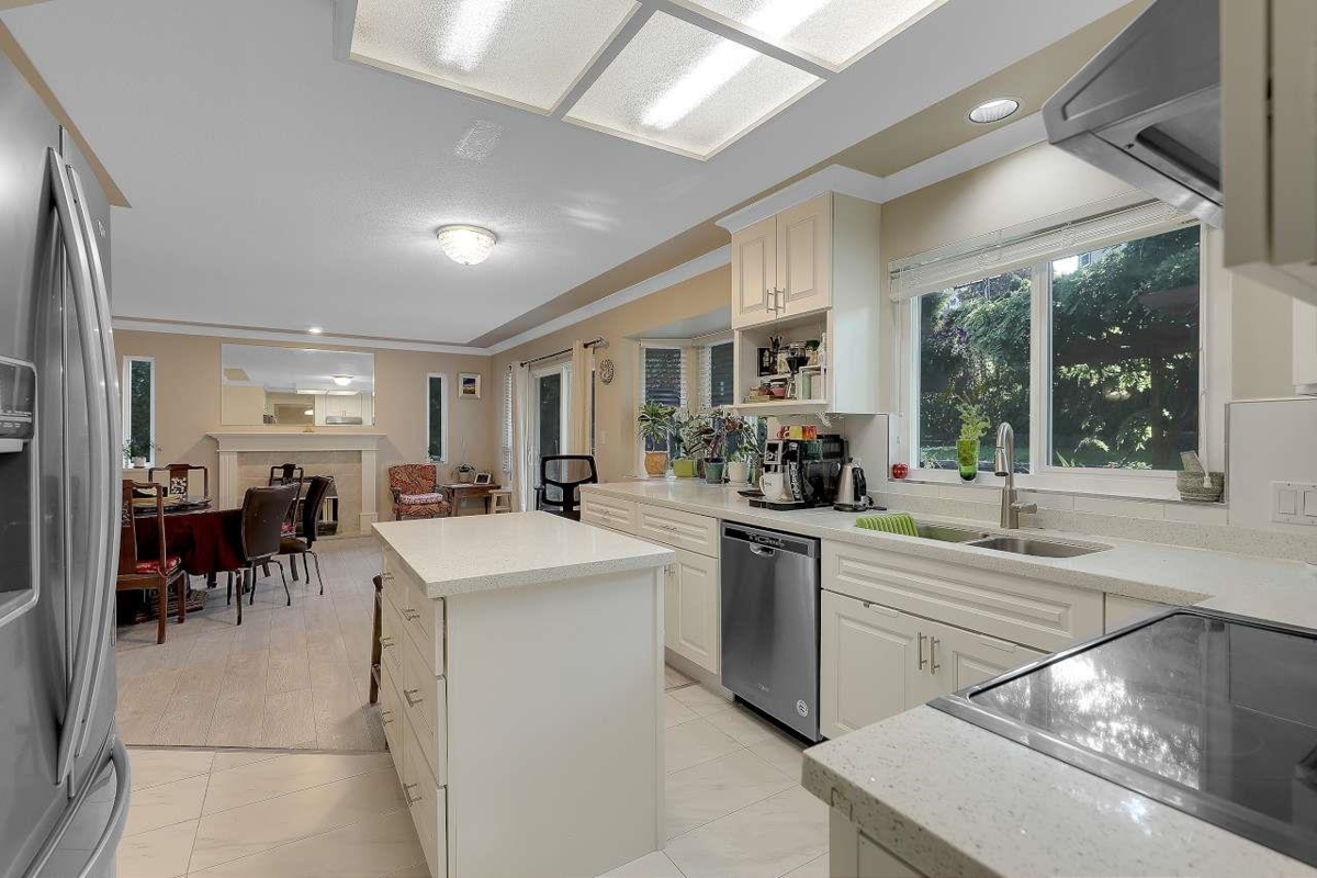 Kitchen Island Photo of 9465 164 Street, Surrey, BC