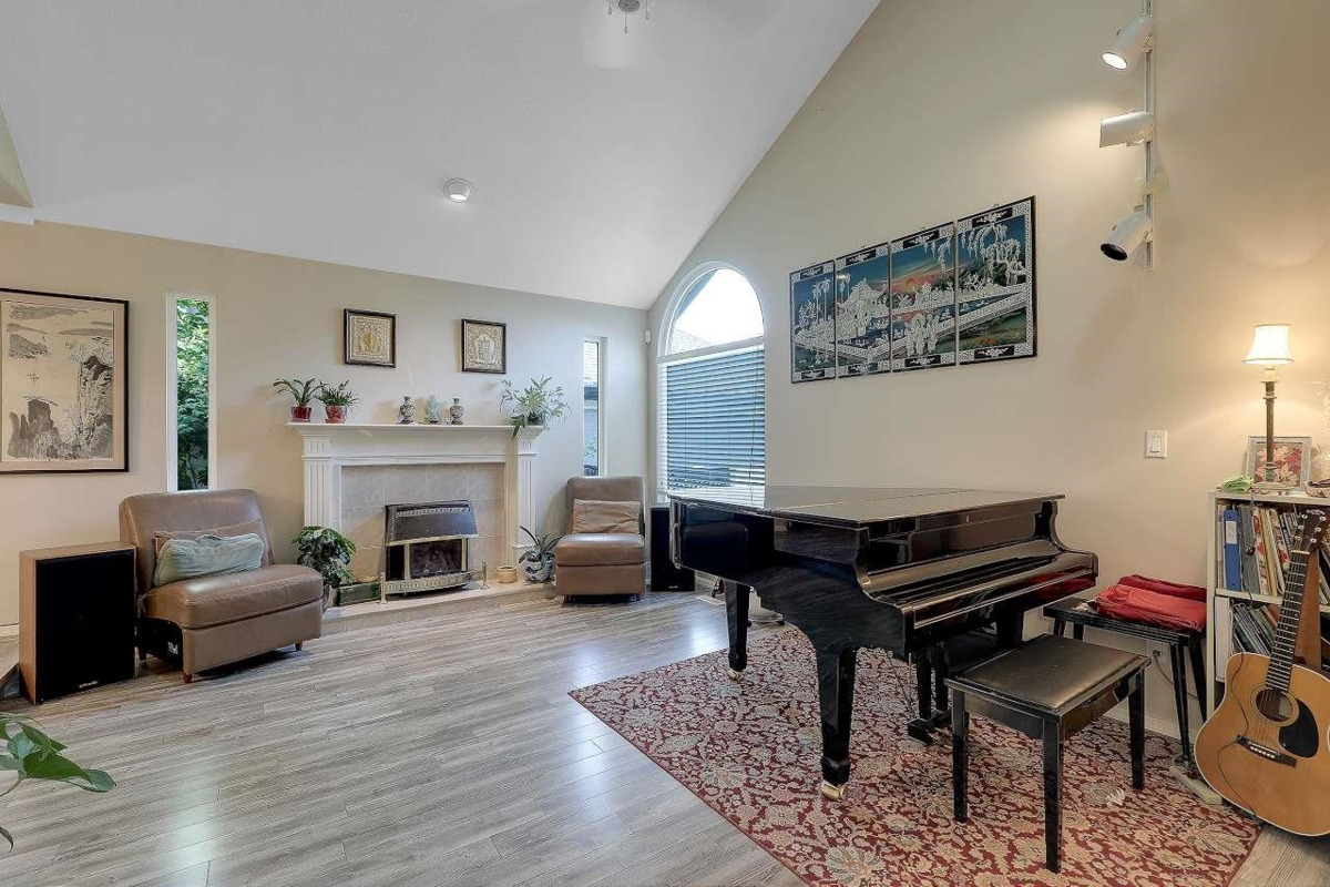 Living Room Photo of 9465 164 Street, Surrey, BC