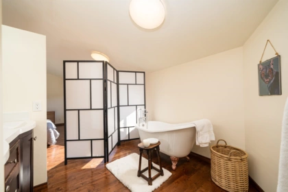 Guest Bathroom Photo of 1557 Whitesails Drive, Bowen Island, BC