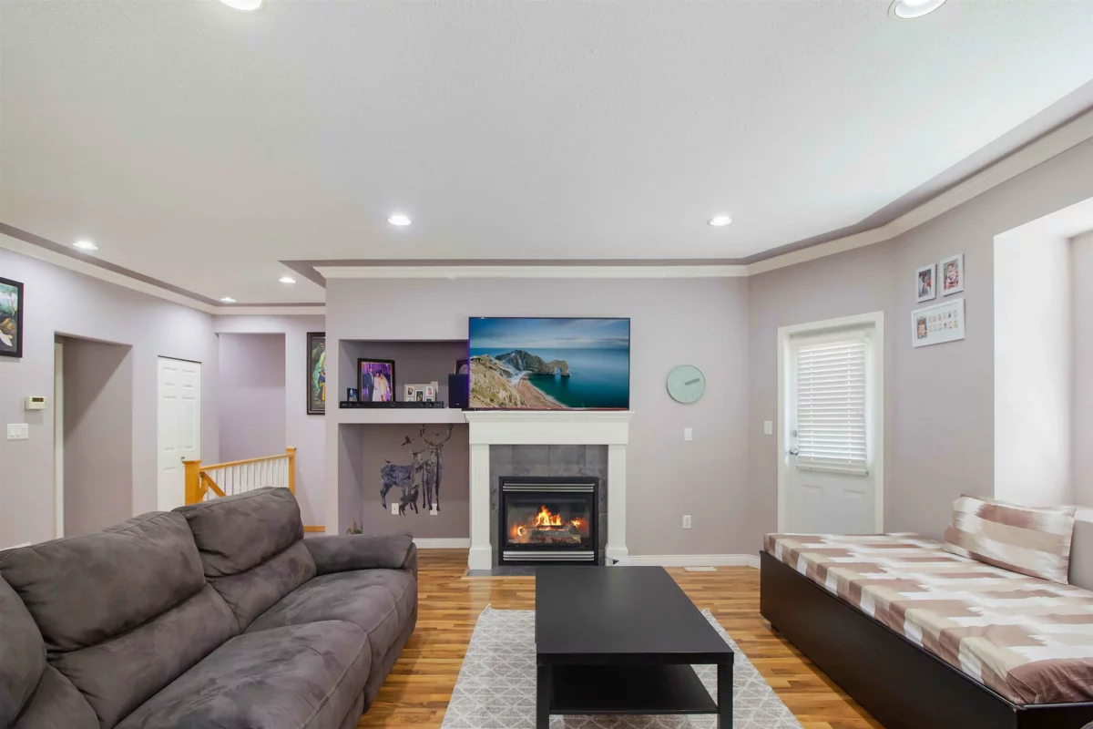 Kitchen Island Photo of 33577 12 Avenue, Mission, BC