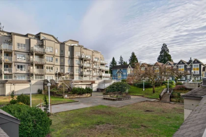 Front Yard Photo of 305 14377 103 Avenue, Surrey, BC