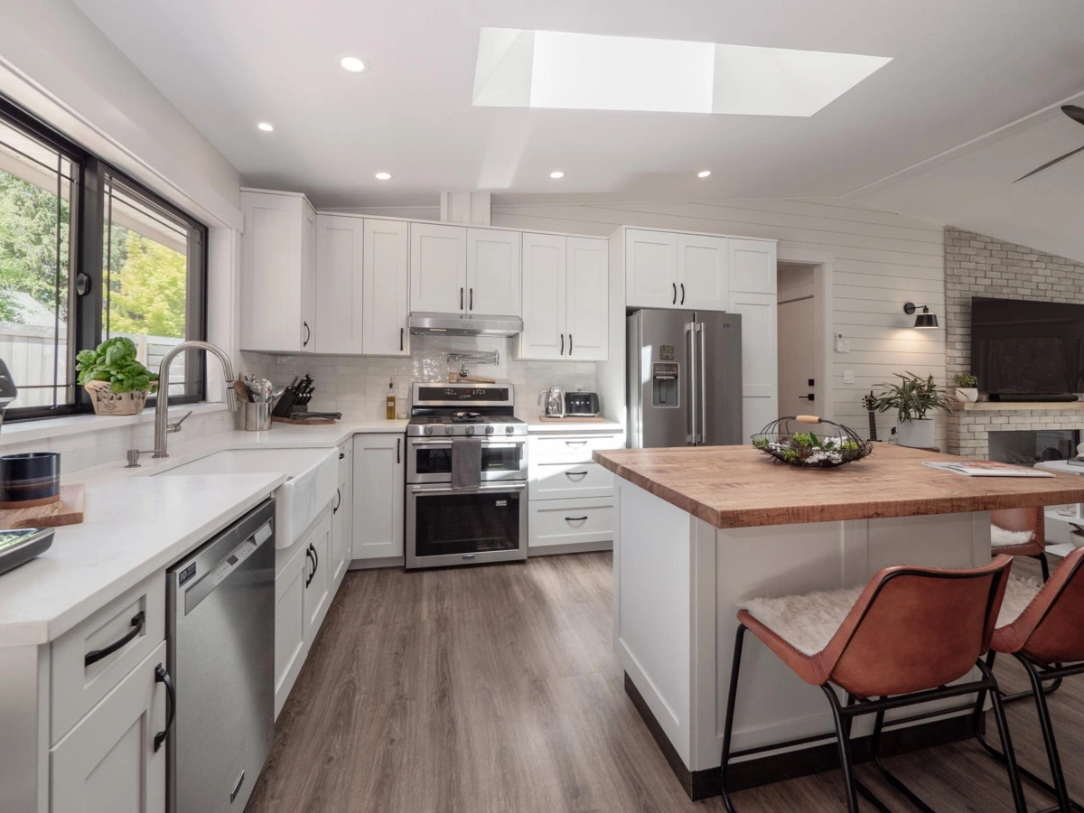 Kitchen Island Photo of 655 Dougall Road, Gibsons, BC
