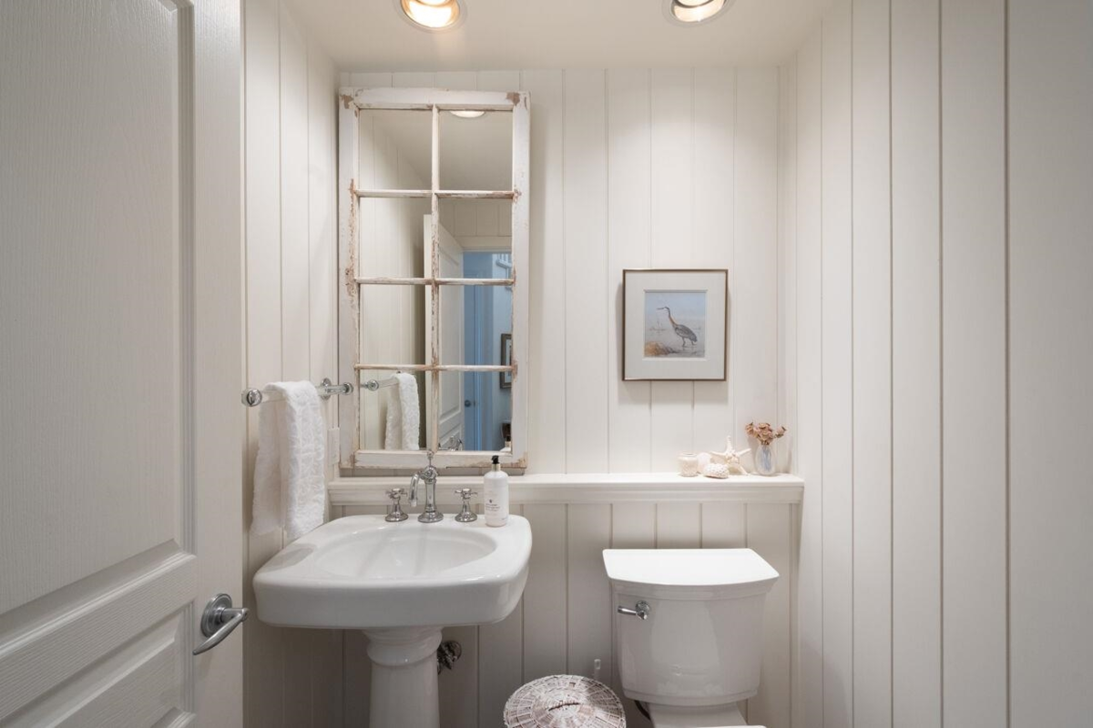 Family Room Photo of 9 Beach Drive, Furry Creek, BC