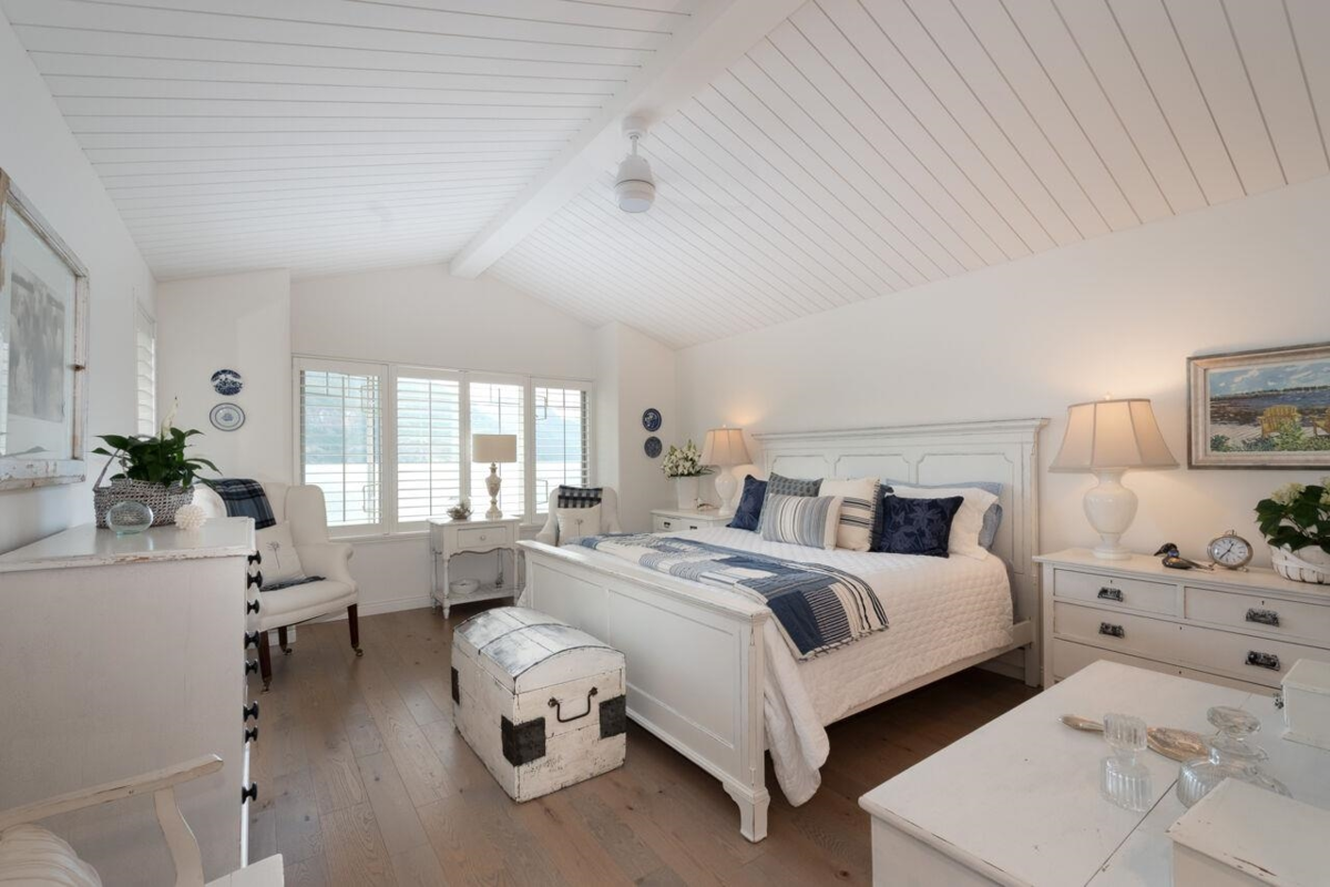 Powder Room Photo of 9 Beach Drive, Furry Creek, BC