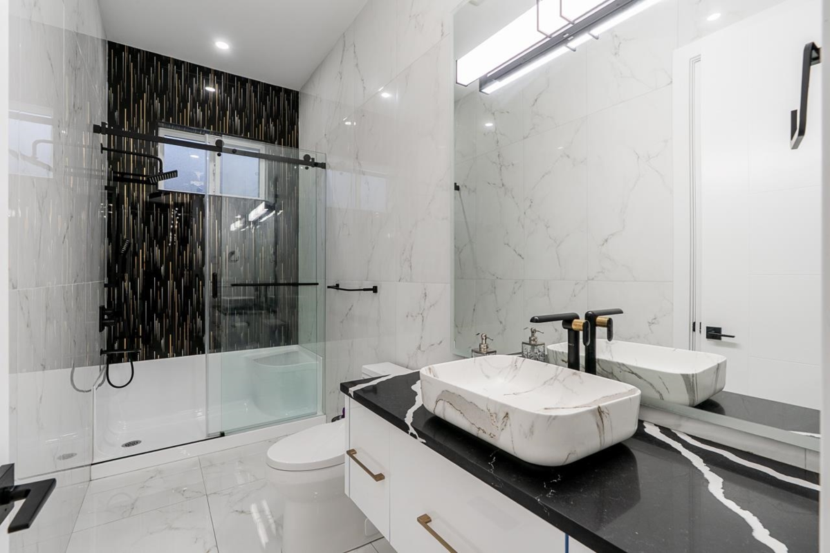 Guest Bathroom Photo of 24095 65 Avenue, Langley, BC