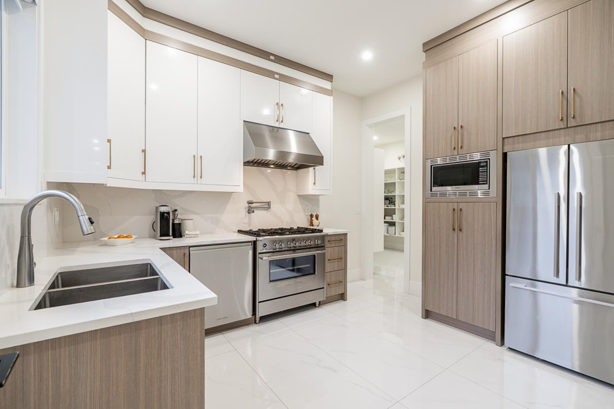 Walk-In Closet Photo of 24095 65 Avenue, Langley, BC