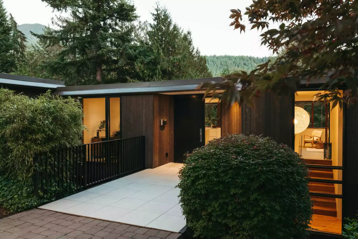 Swimming Pool Photo of 6510 Madrona Crescent, West Vancouver, BC
