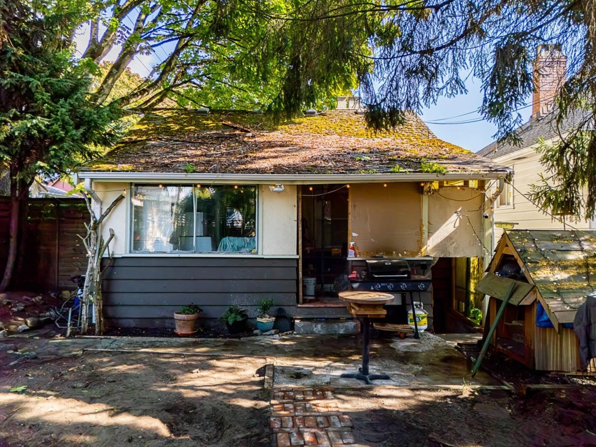 Kitchen Island Photo of 970 W 64th Avenue, Vancouver, BC