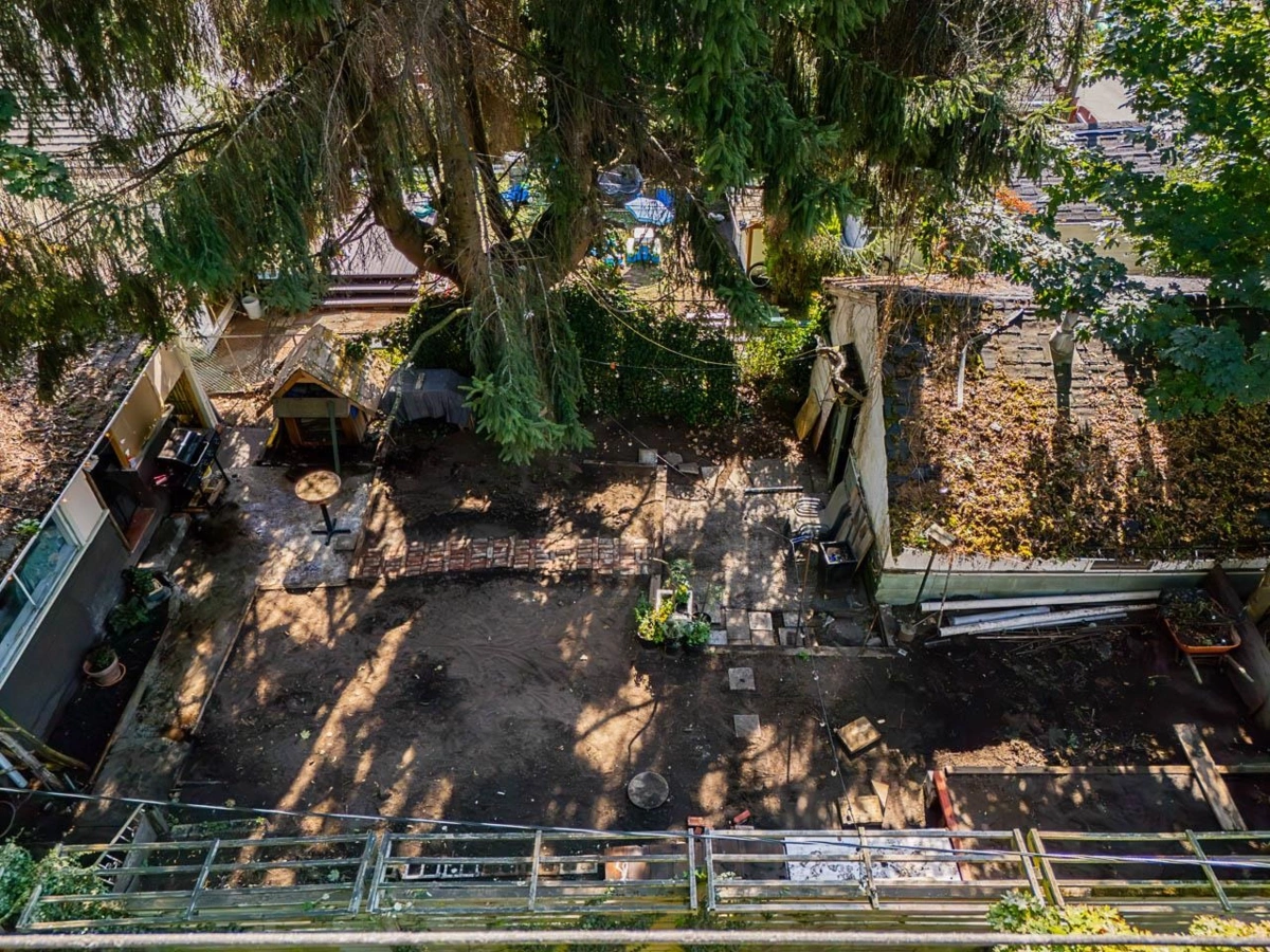 Kitchen Photo of 970 W 64th Avenue, Vancouver, BC
