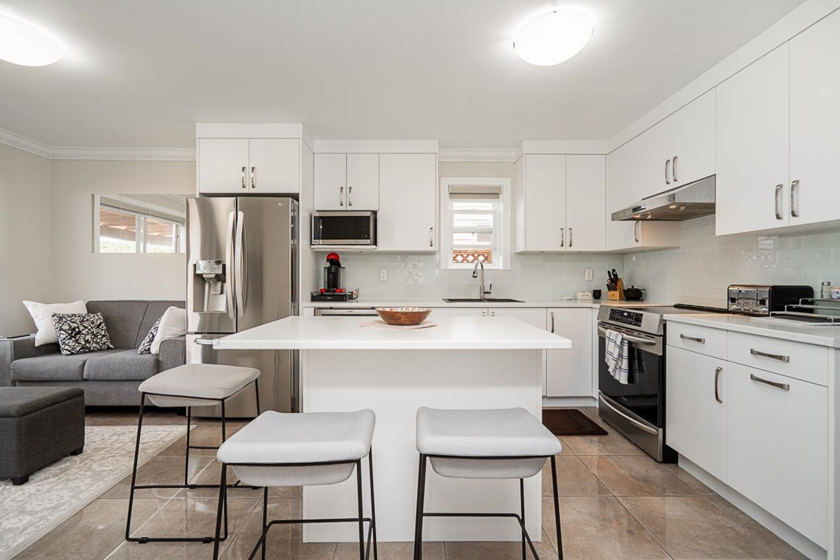 Entry Foyer Photo of 7568 19th Avenue, Burnaby, BC