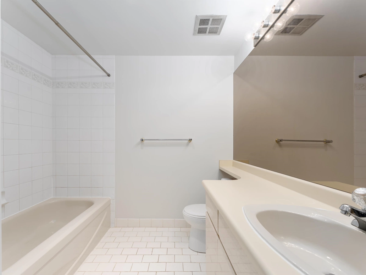 Walk-In Closet Photo of 1108 1177 Hornby Street, Vancouver, BC