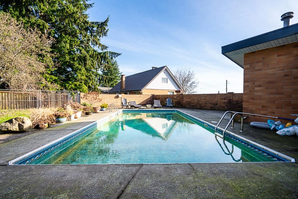 Hot Tub / Spa Photo of 220 N Grosvenor Avenue, Burnaby, BC