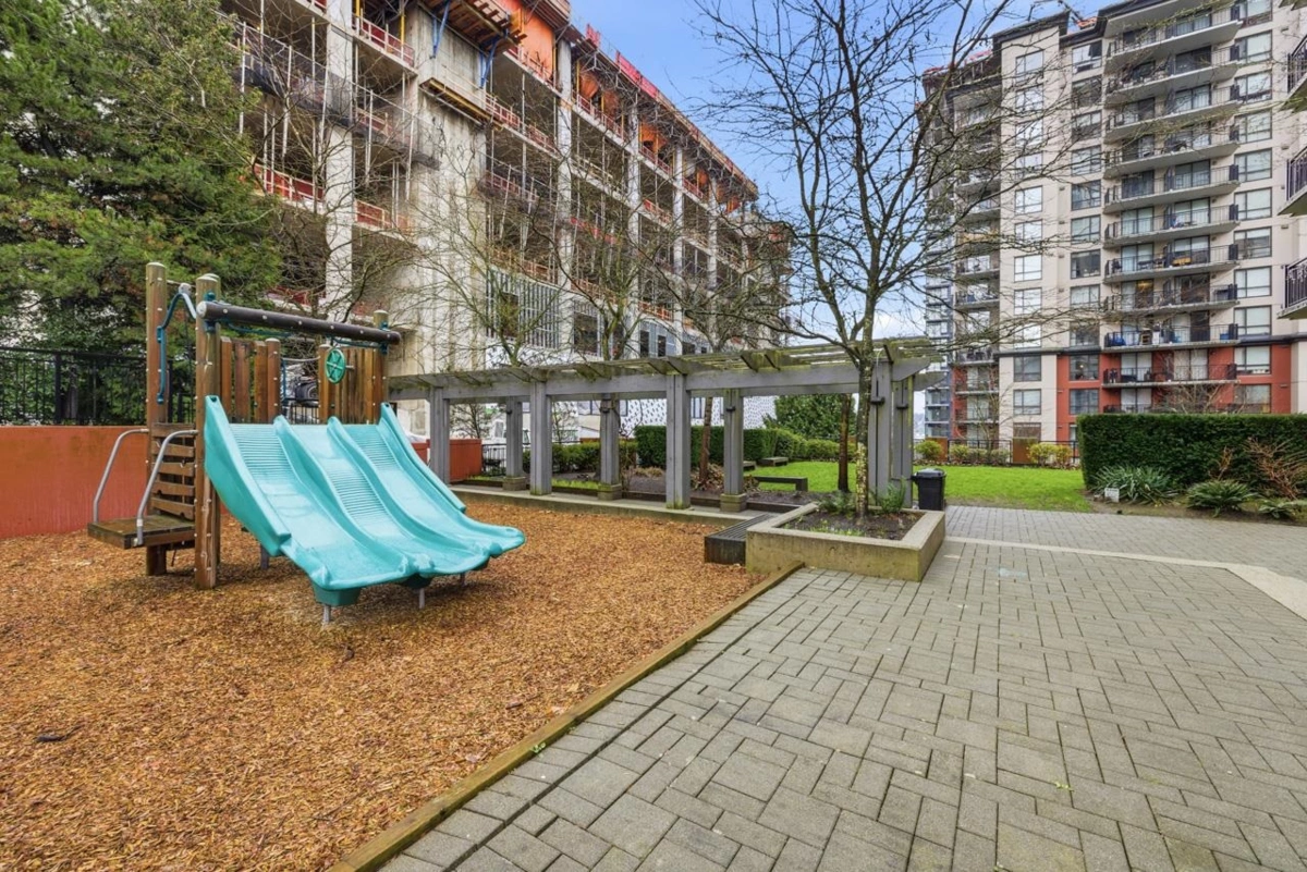 Entry Foyer Photo of 604 814 Royal Avenue, New Westminster, BC
