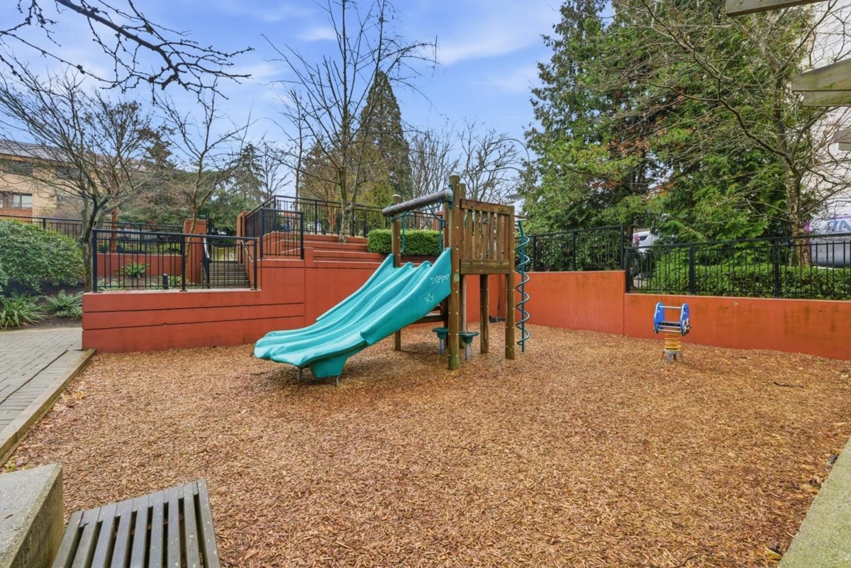 Hallway Photo of 604 814 Royal Avenue, New Westminster, BC