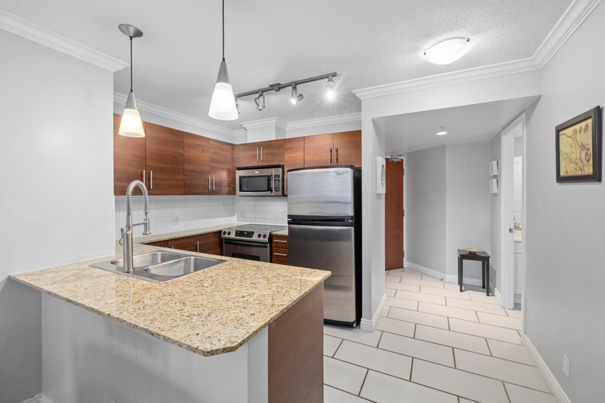 Kitchen Island Photo of 604 814 Royal Avenue, New Westminster, BC