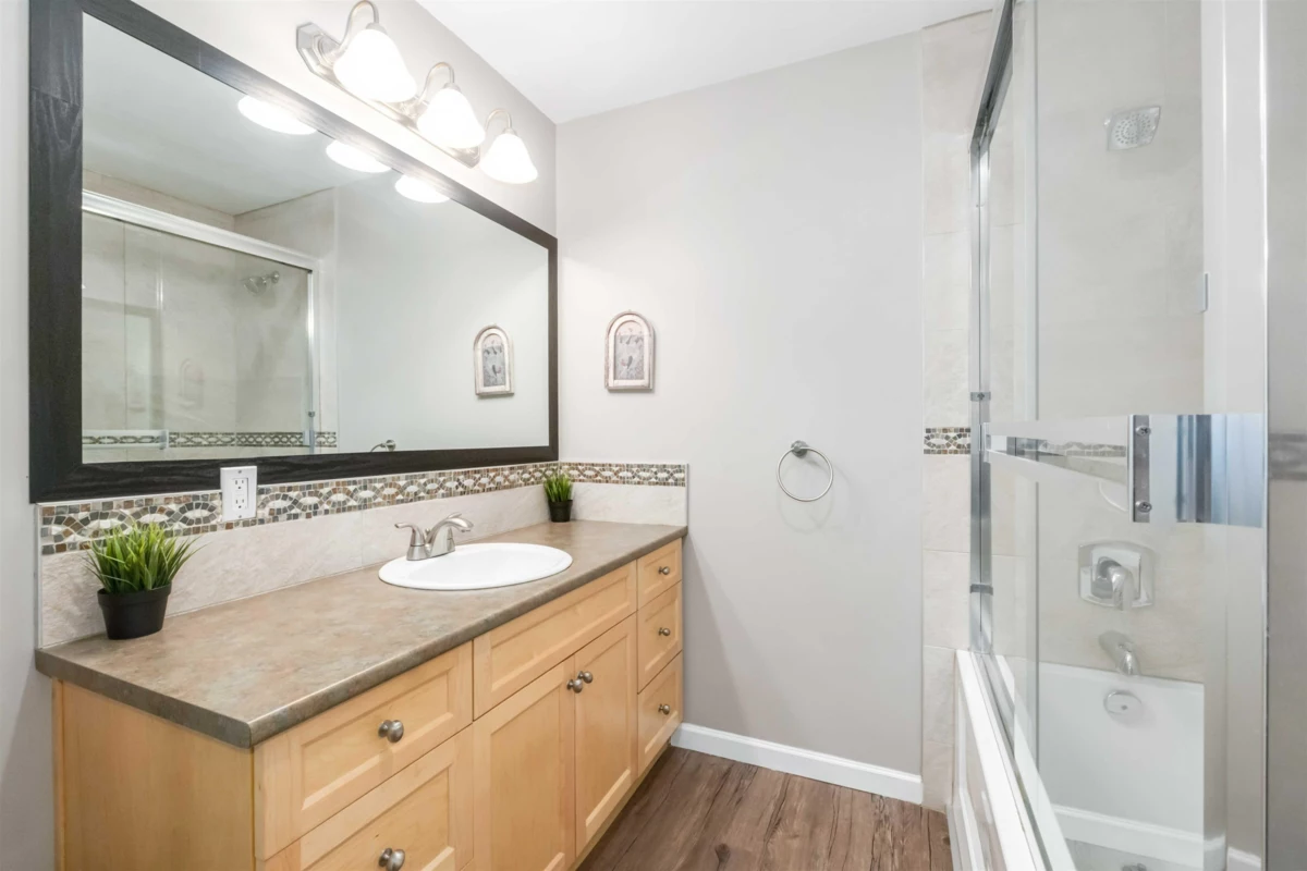 Guest Bathroom Photo of 31438 Chalmers Place, Abbotsford, BC