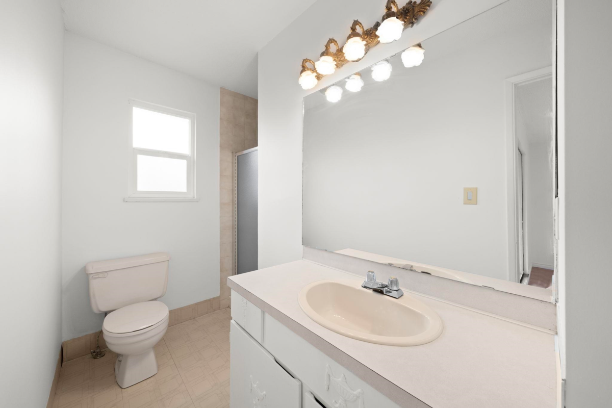 Office / Den Photo of 1140 Lansdowne Drive, Coquitlam, BC