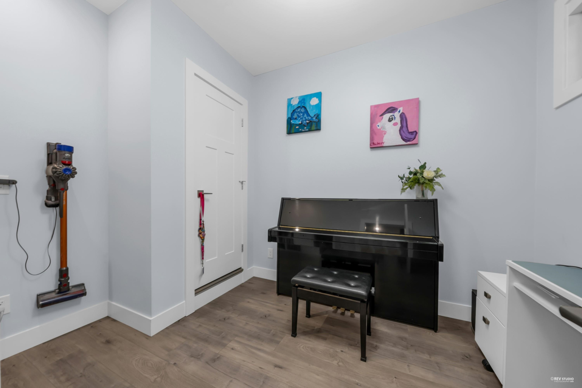 Living Room Photo of 3 188 Wood Street, New Westminster, BC