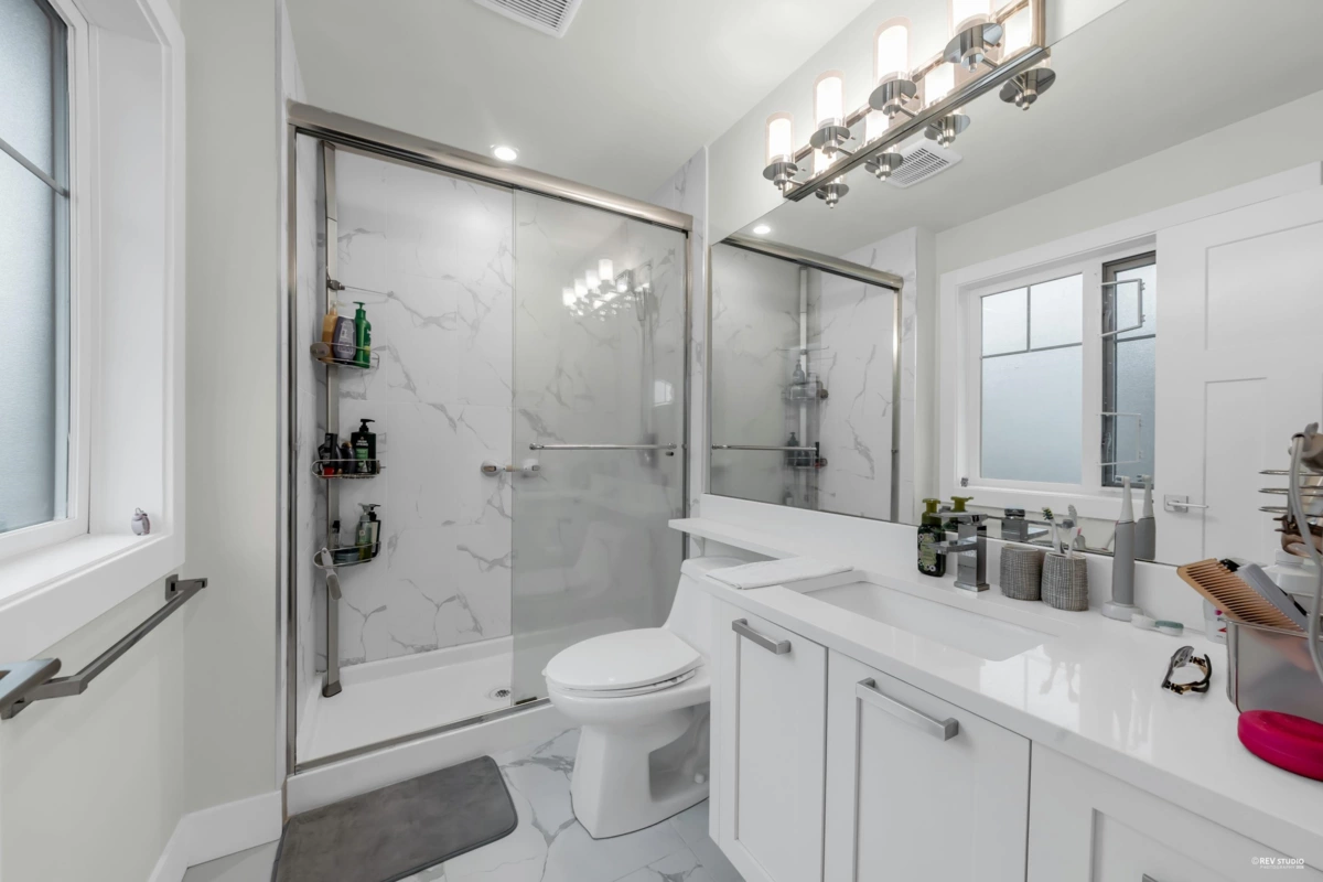 Walk-In Closet Photo of 3 188 Wood Street, New Westminster, BC