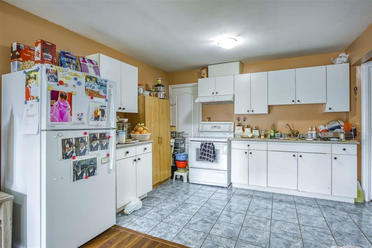 Entry Foyer Photo of 6484 134 Street, Surrey, BC