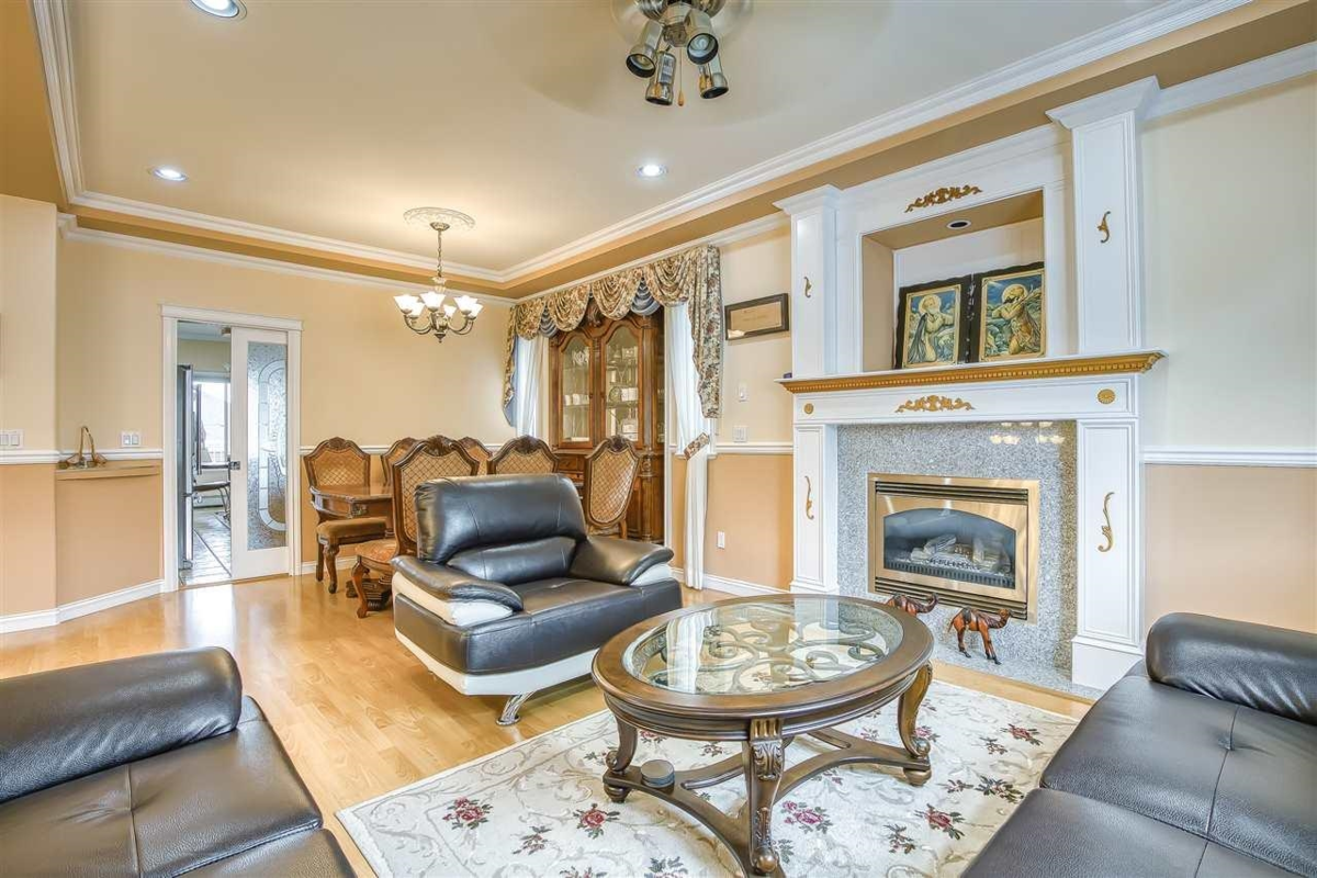 Kitchen Photo of 6484 134 Street, Surrey, BC