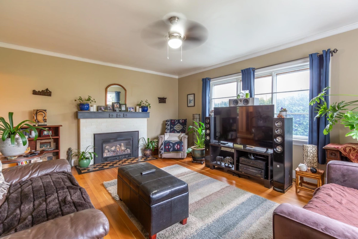 Breakfast Nook Photo of 33582 7 Avenue, Mission, BC