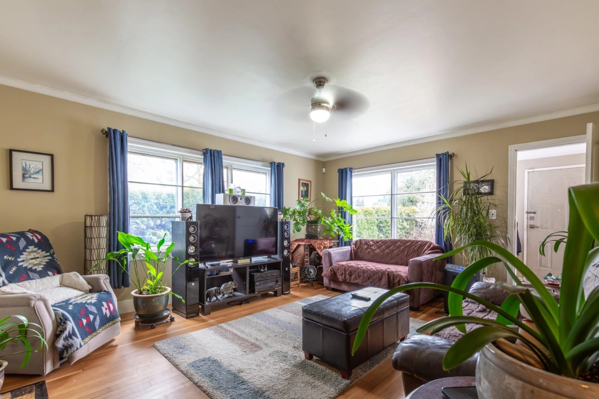 Kitchen Island Photo of 33582 7 Avenue, Mission, BC
