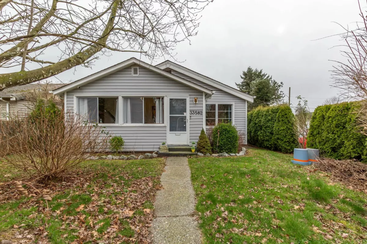 Living Room Photo of 33582 7 Avenue, Mission, BC