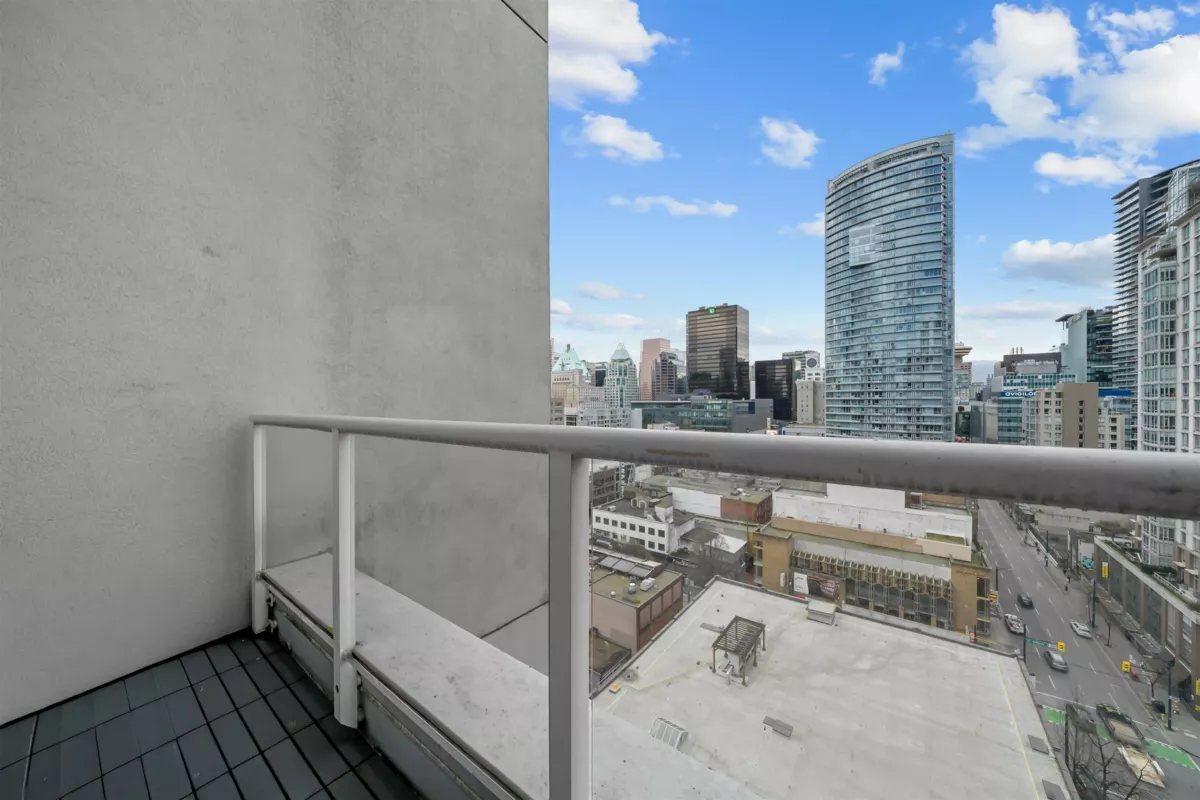 Kitchen Photo of 1012 933 Seymour Street, Vancouver, BC