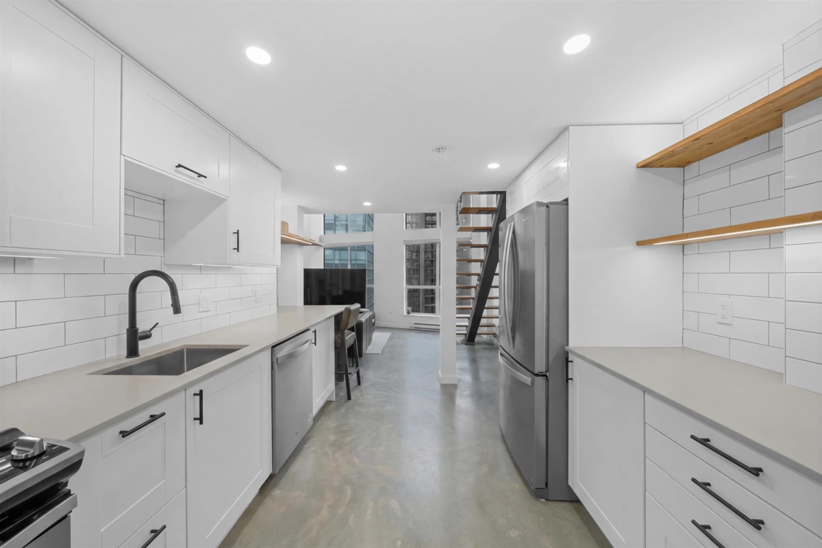 Walk-In Closet Photo of 1012 933 Seymour Street, Vancouver, BC